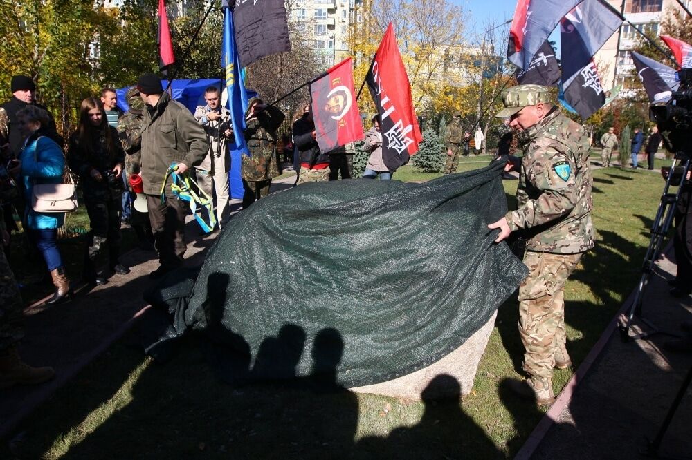 Под защитой ОУН: в Киеве появился памятный знак добровольцам АТО в сквере, отвоеванном у незаконных застройщиков
