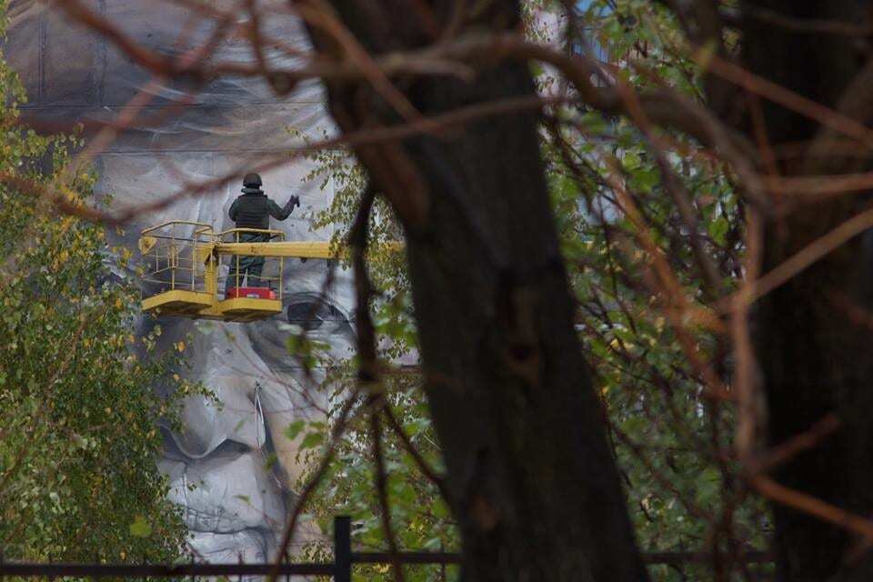 "Ми нікуди не підемо": в Авдіївці з'явився мурал із портретом місцевої вчительки української літератури