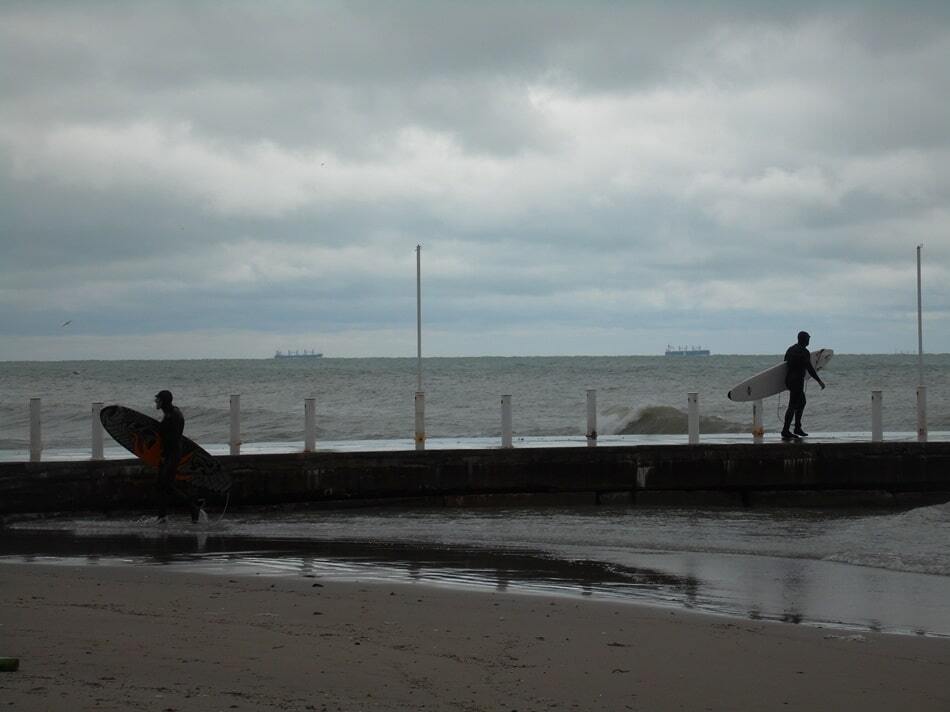Незважаючи на дощ і холод: негода в Одесі привернула серферів