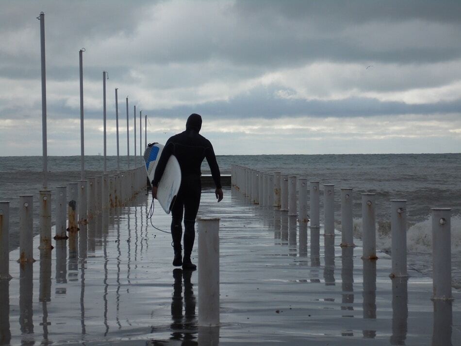 Незважаючи на дощ і холод: негода в Одесі привернула серферів