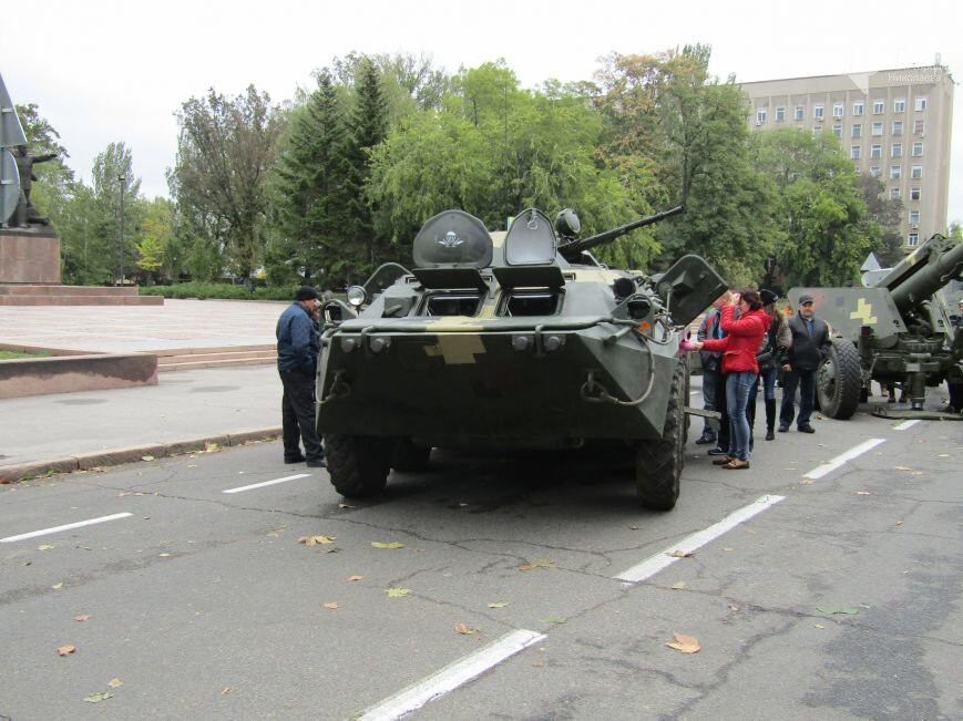 С военной техникой и танцами: в Николаеве отпраздновали День защитника Украины