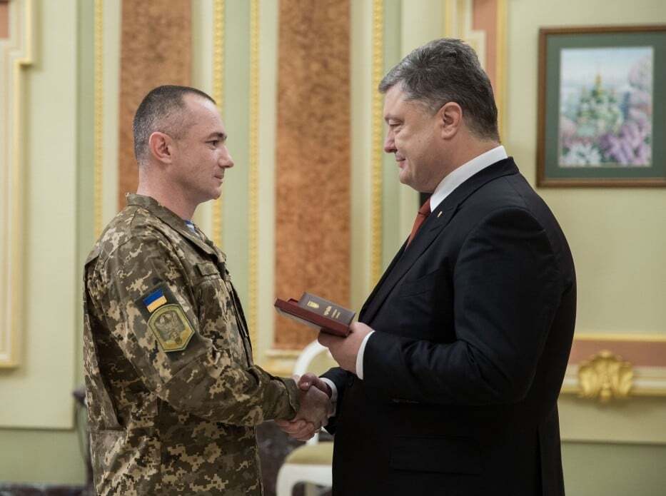 Порошенко отметил государственными наградами 265 военнослужащих. Опубликованы фото