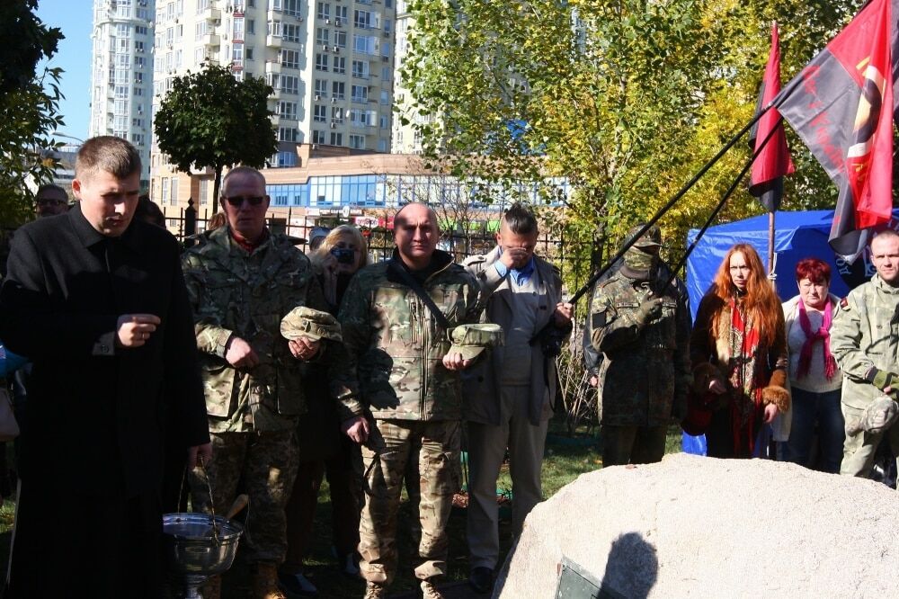 Под защитой ОУН: в Киеве появился памятный знак добровольцам АТО в сквере, отвоеванном у незаконных застройщиков