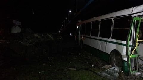 На Донеччині БТР зіткнувся з автобусом: є загиблий і постраждалі