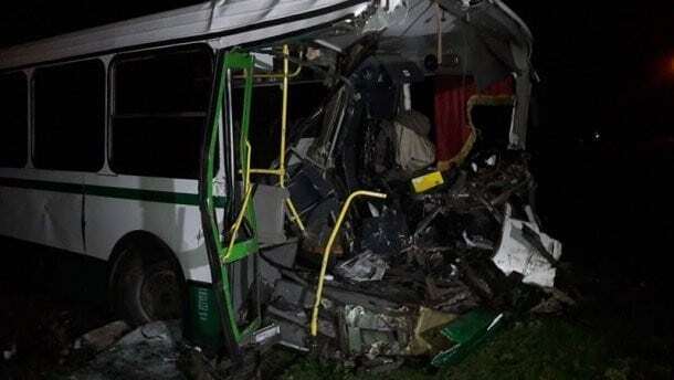 На Донеччині БТР зіткнувся з автобусом: є загиблий і постраждалі