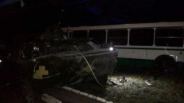 На Донетчине БТР столкнулся с автобусом: есть погибший и пострадавшие. Опубликованы фото