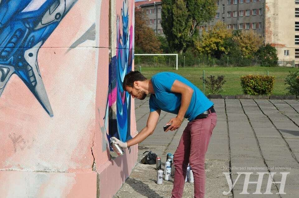 Працюють майстри з чотирьох країн: в Ужгороді з'явиться перший в місті мурал