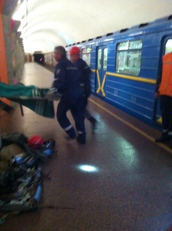 В Киеве мужчина попал под поезд в метро: спасатели рассказали подробности. Опубликованы фото