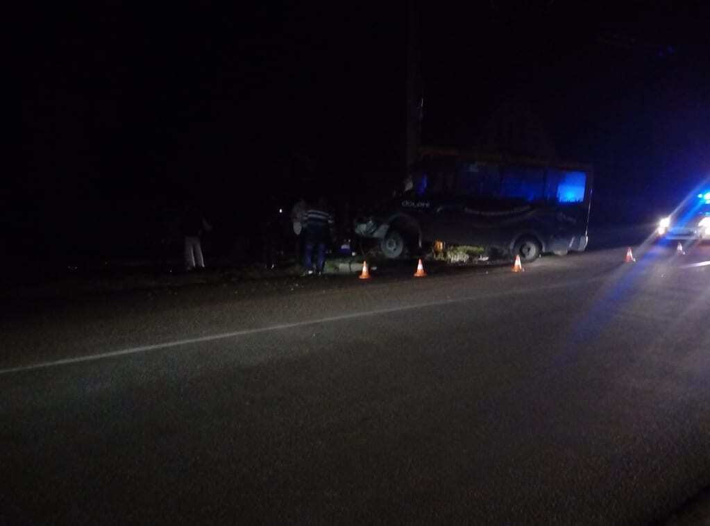 В Чернигове маршрутка с пассажирами влетела в столб: авария обесточила район