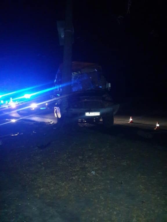 В Чернигове маршрутка с пассажирами влетела в столб: авария обесточила район