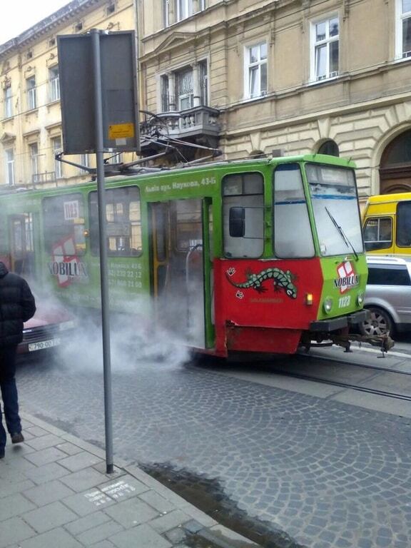 Прямо на ходу: во Львове горел трамвай с пассажирами. Опубликованы фото
