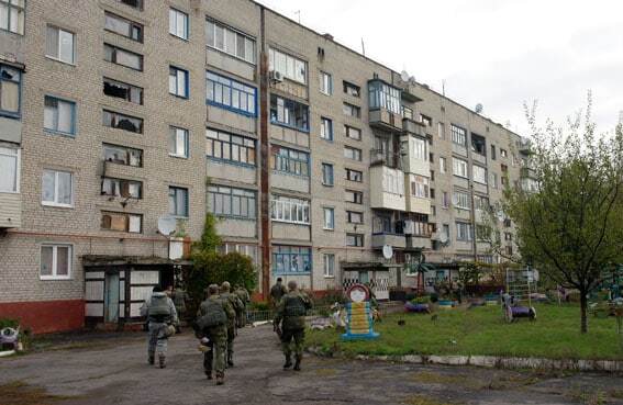 На грани выживания: копы показали мрачную жизнь поселка на передовой Донбасса. Фоторепортаж