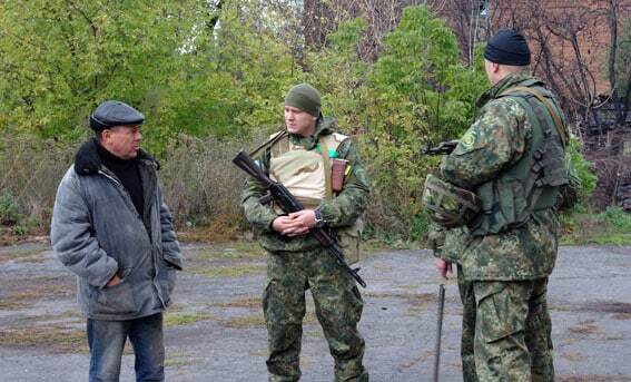 На грани выживания: копы показали мрачную жизнь поселка на передовой Донбасса. Фоторепортаж