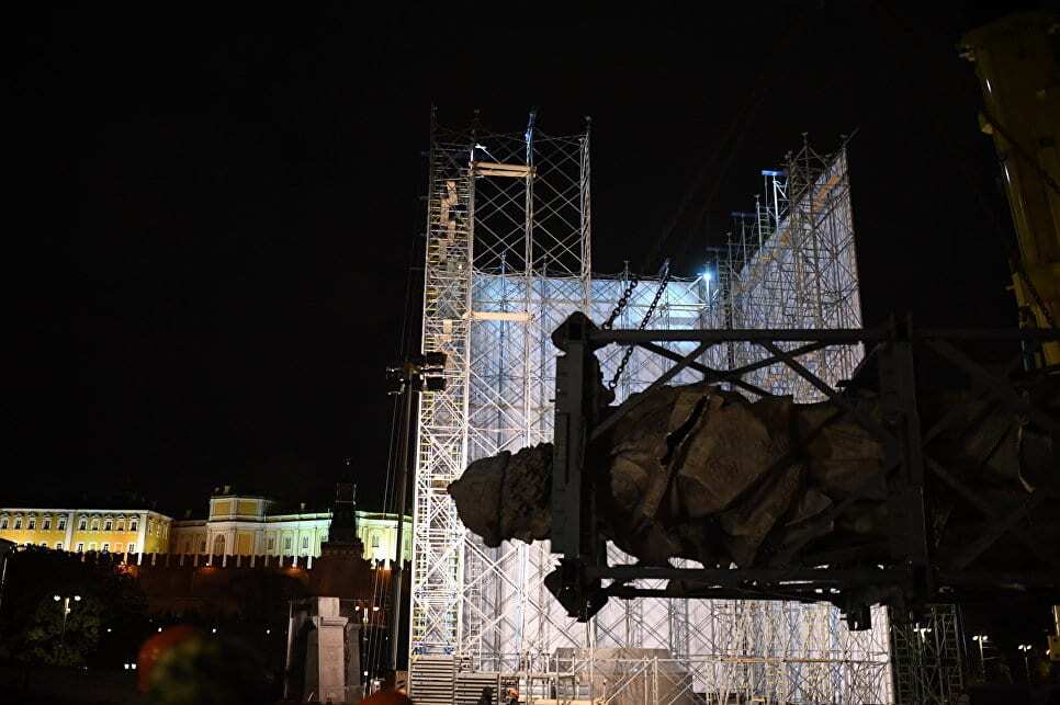 В Москве началась установка памятника князю Владимиру: опубликованы фото