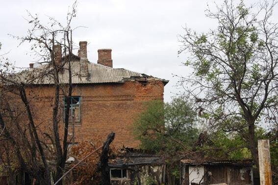 На грани выживания: копы показали мрачную жизнь поселка на передовой Донбасса. Фоторепортаж