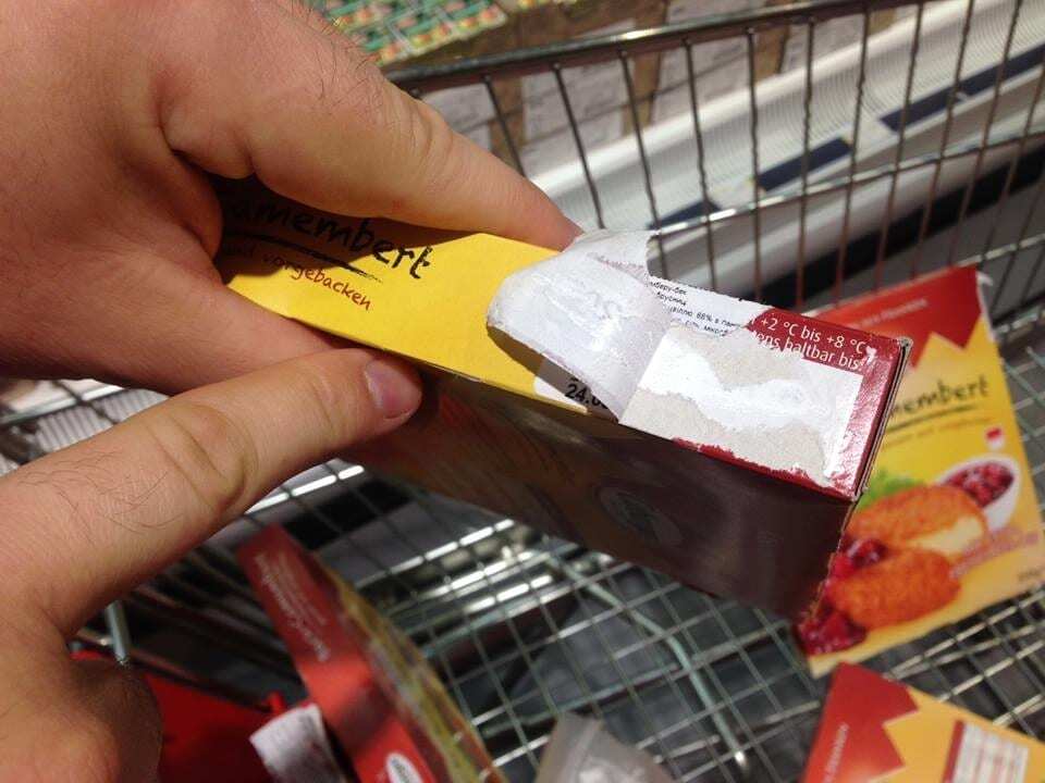В сети показали, как в киевском супермаркете "маскируют" просроченный сыр. Опубликованы фото