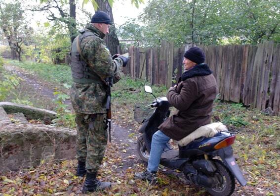 На грани выживания: копы показали мрачную жизнь поселка на передовой Донбасса. Фоторепортаж