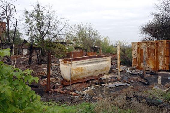 На грани выживания: копы показали мрачную жизнь поселка на передовой Донбасса. Фоторепортаж