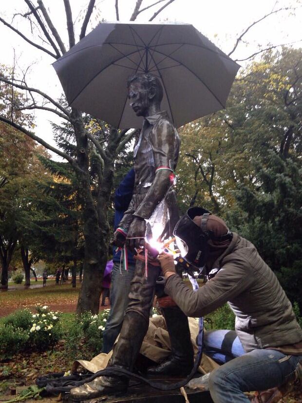 Уже вчетверте: пам'ятнику угорському поету Шандору Петефі повернули відламану шаблю
