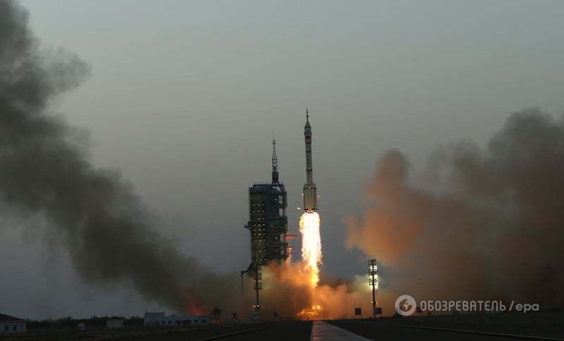 Китай запустил космический корабль с двумя астронавтами: яркие снимки