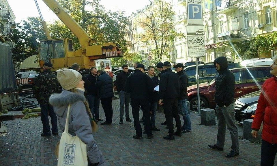 Скандальный демонтаж: в Киеве возле ресторана произошла драка