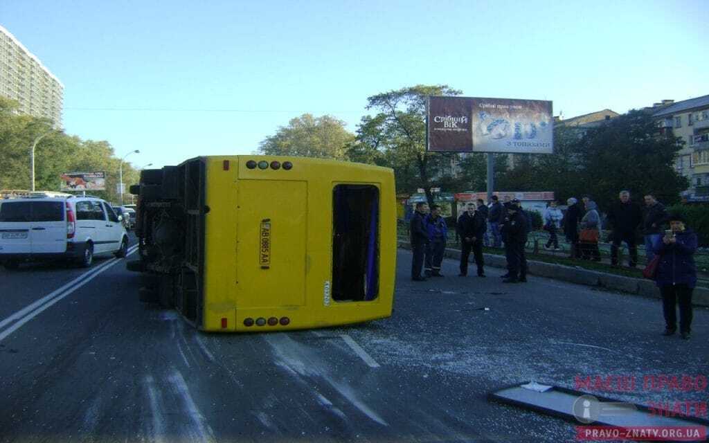 В Броварах перевернулась маршрутка: пострадали 10 человек