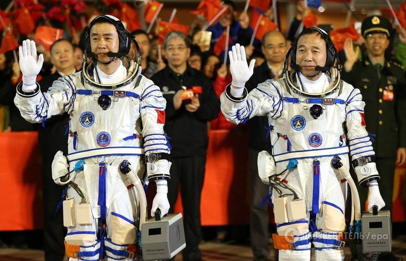 Китай запустил космический корабль с двумя астронавтами: яркие снимки