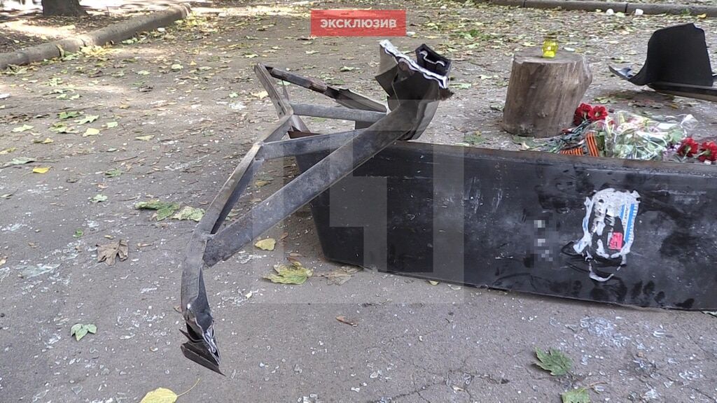Под стать "республике": в Донецке у подъезда Моторолы соорудили "мусорный" памятник. Фотофакт