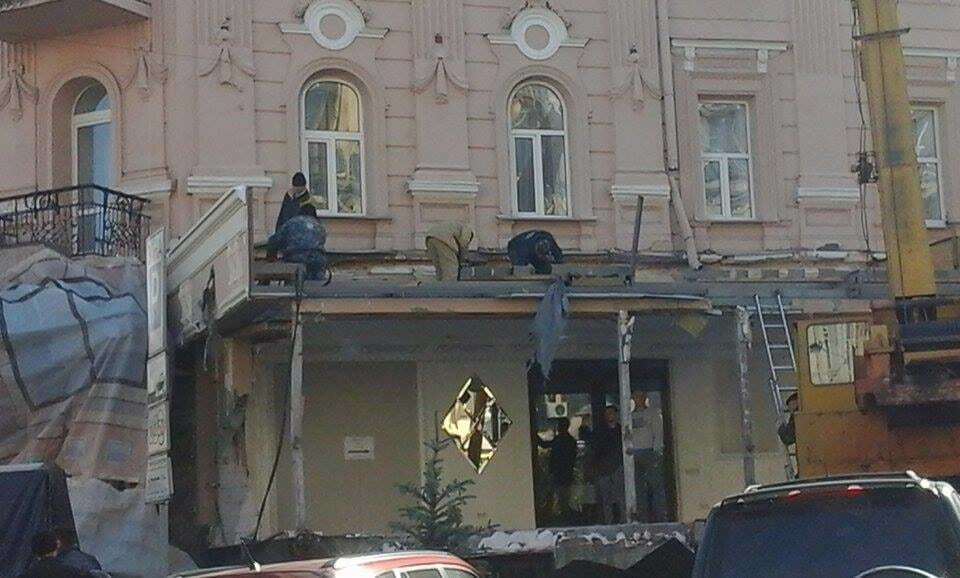 Скандальный демонтаж: в Киеве возле ресторана произошла драка