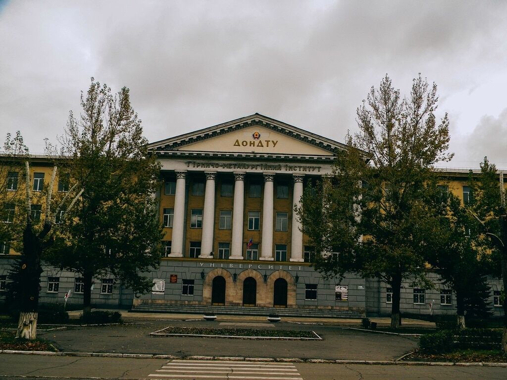 Под гнетом "ЛНР": СМИ запечатлело жизнь оккупированного Алчевска в депрессивных снимках