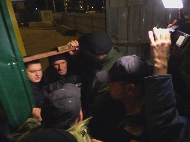 Протесты из-за стройки на "Героев Днепра" в Киеве: в активистов въехал автомобиль