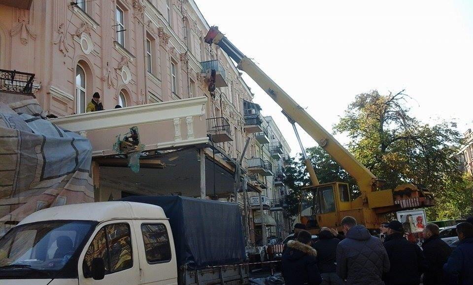 Скандальный демонтаж: в Киеве возле ресторана произошла драка