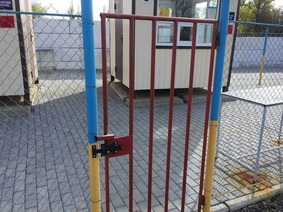 "Чтобы никто не убежал": журналист показал "клетку" на границе с ОРДЛО