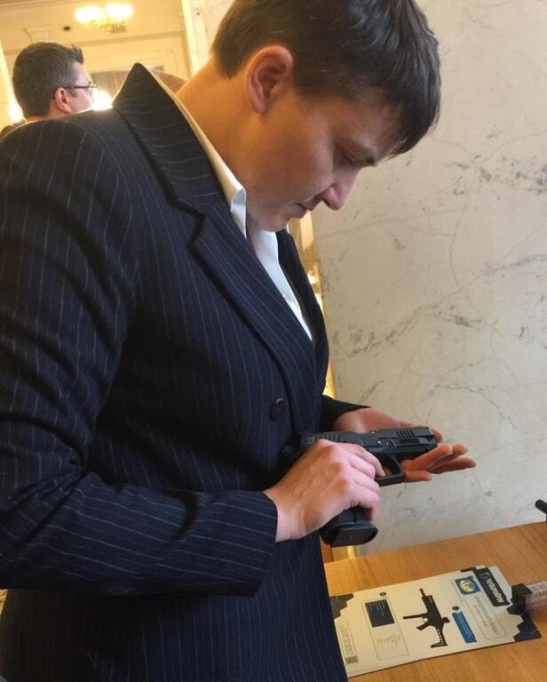 Савченко "оторвалась" в Верховной Раде с оружием: фотофакт