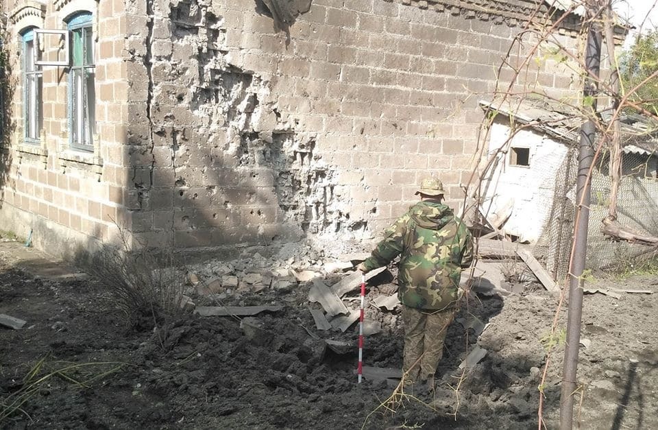 В ход пошла артиллерия: террористы "ДНР" усилили обстрелы жилых районов Марьинки: опубликованы фото