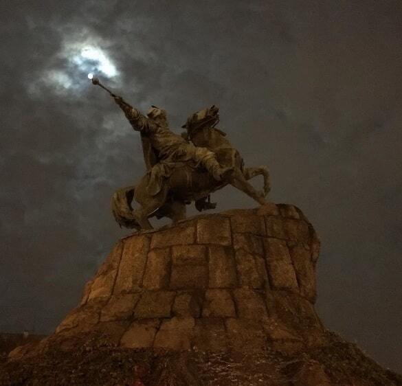 Луна на булаве: телеведущий показал красивые фото вечернего Киева