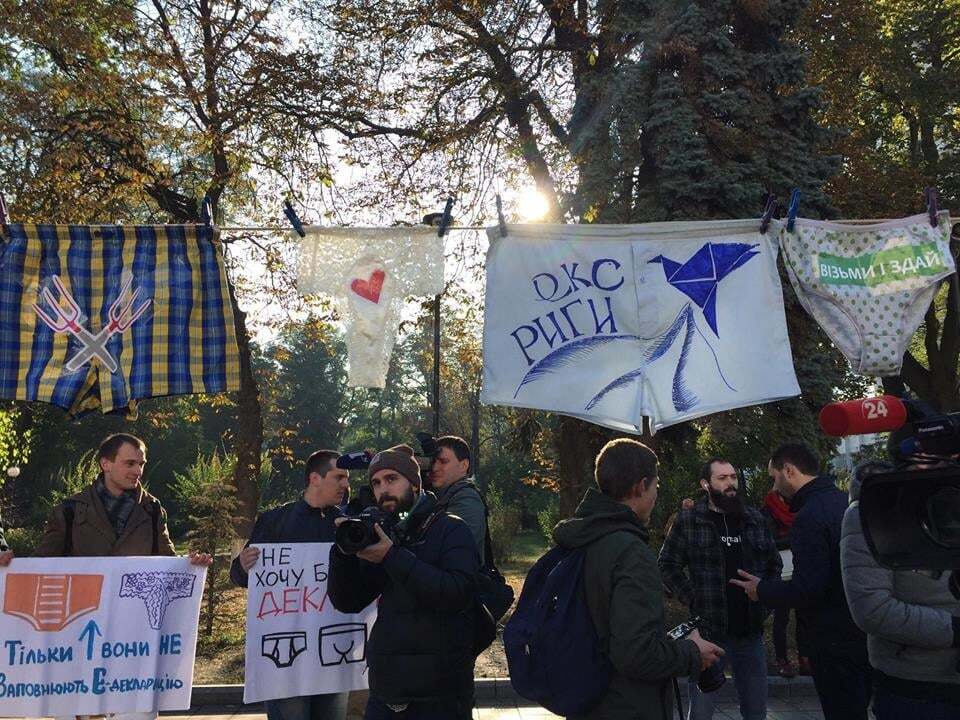 Депутаты-трусишки: возле Рады провели "бельевую" акцию в поддержку е-декларирования. Фоторепортаж