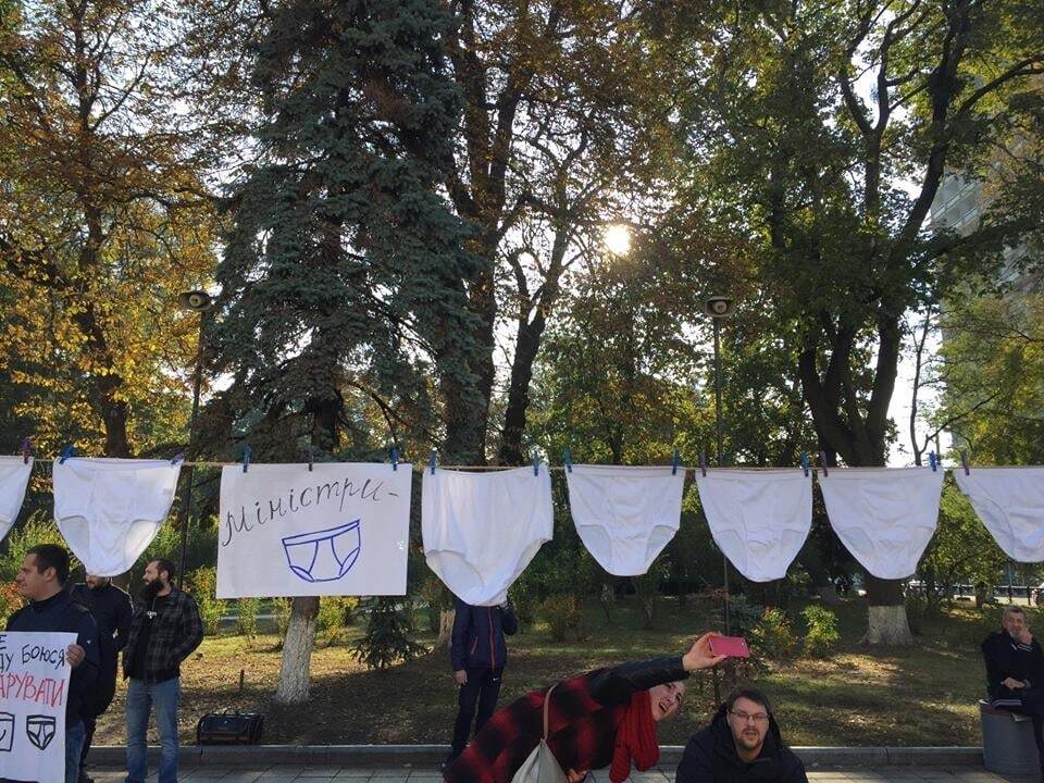 Депутаты-трусишки: возле Рады провели "бельевую" акцию в поддержку е-декларирования. Фоторепортаж