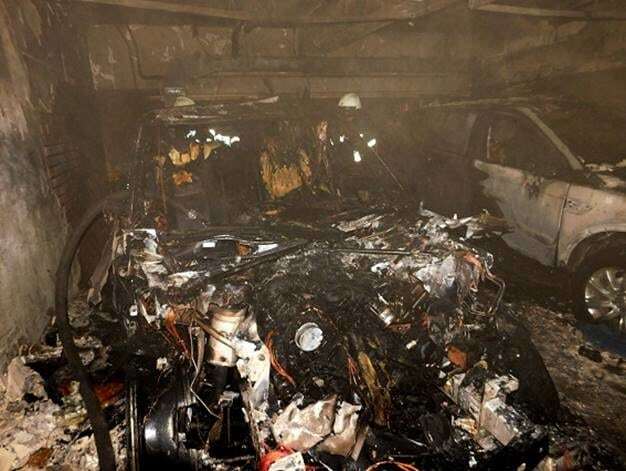 В Киеве на паркинге сгорели два джипа 