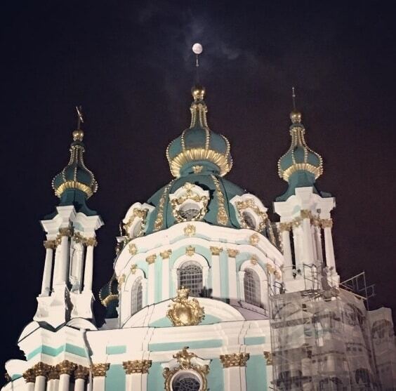 Луна на булаве: телеведущий показал красивые фото вечернего Киева