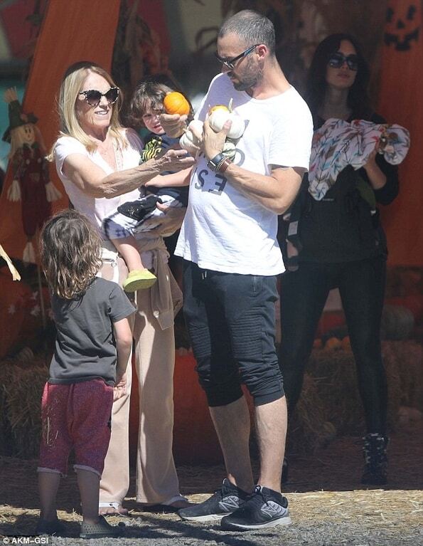 Меган Фокс с мужем и детьми выбрали тыквы на Хэллоуин