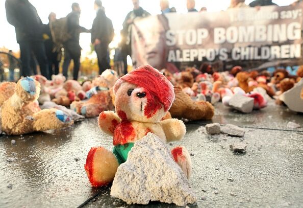 В Берлине активисты встретили Путина "окровавленными" игрушками: опубликован фоторепортаж