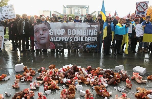 В Берлине активисты встретили Путина "окровавленными" игрушками: опубликован фоторепортаж