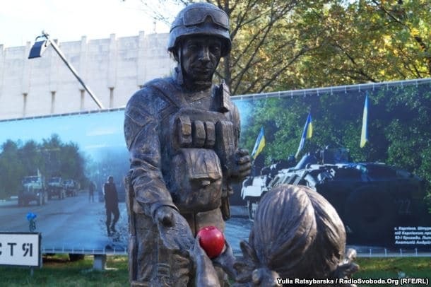 Живые яблоки вместо латунных: в Днепре "восстановили" оскверненную вандалами скульптуру