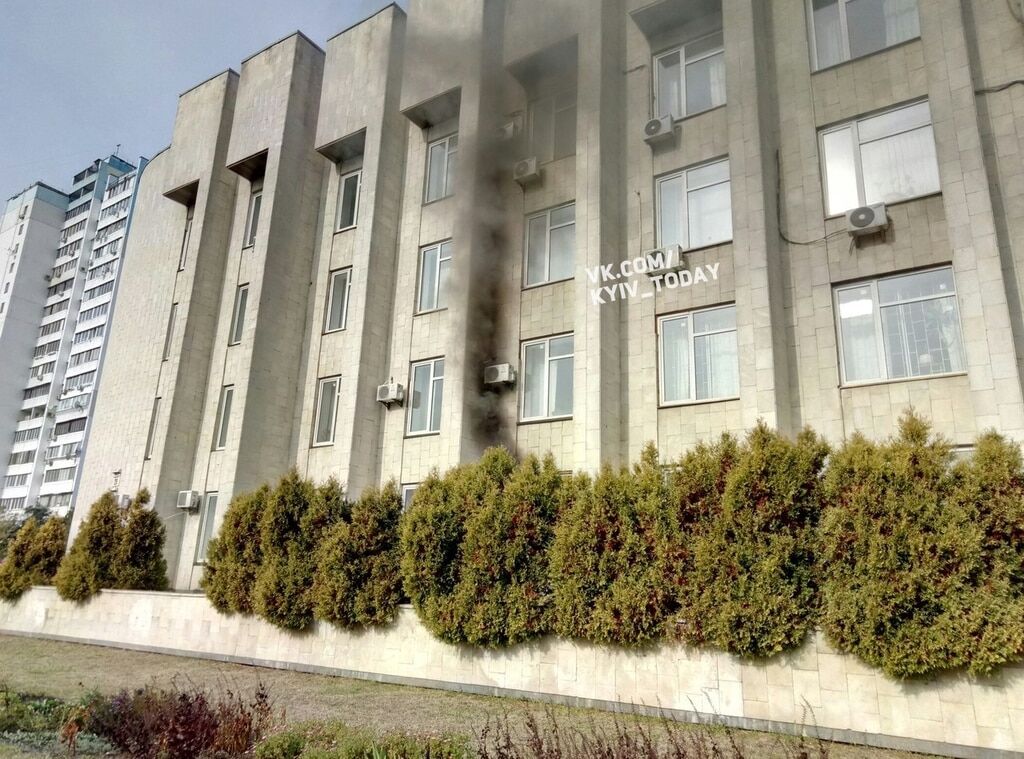 В Киеве загорелось здание Деснянской РГА: опубликованы фото