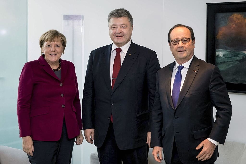 Обсудили Минские соглашения: Меркель приняла в своей резиденции Порошенко и Олланда