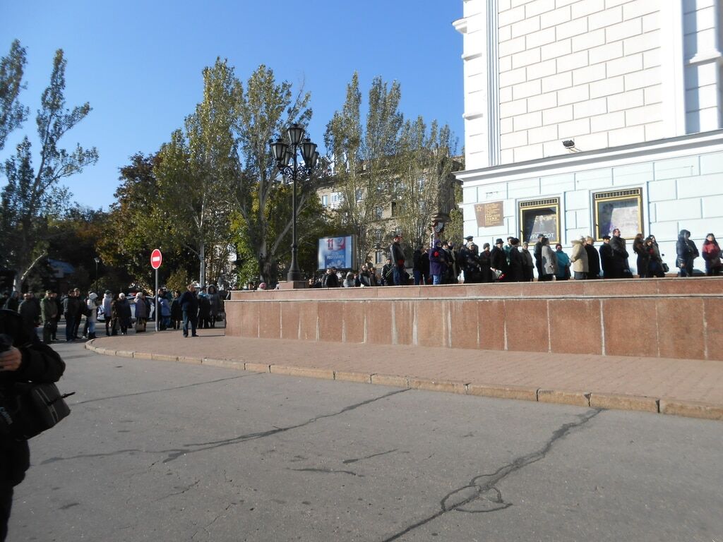 Эффект массовой любви и согнанные бюджетники: в Донецке хоронят террориста Моторолу: опубликованы фото