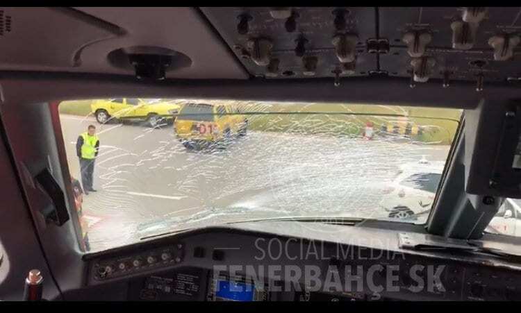 Самолет с футболистами "Фенербахче" столкнулся со стаей птиц по пути в Манчестер