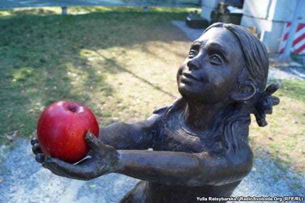 Живые яблоки вместо латунных: в Днепре "восстановили" оскверненную вандалами скульптуру