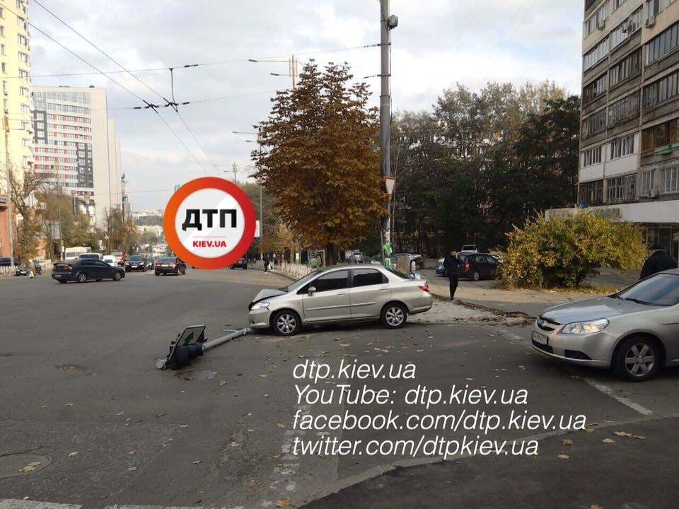В Киеве скрывающиеся от погони преступники сбили светофор